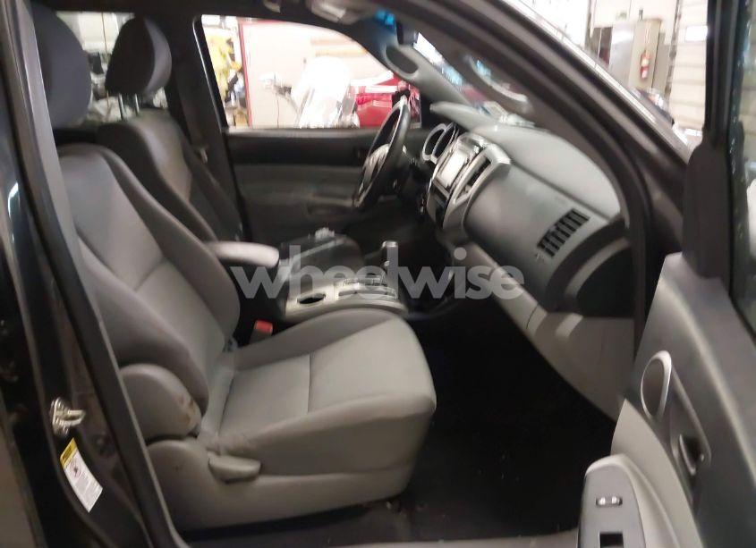 Photo 5 of 2015 Toyota Tacoma BASE V6 (VIN 3TMLU4ENXFM171728)