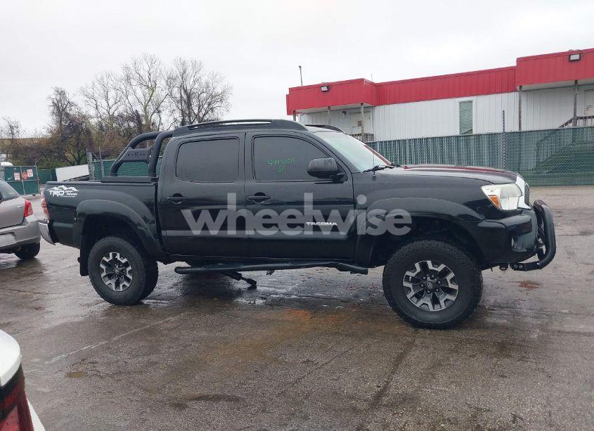 Photo 13 of 2015 Toyota Tacoma BASE V6 (VIN 3TMLU4ENXFM185371)