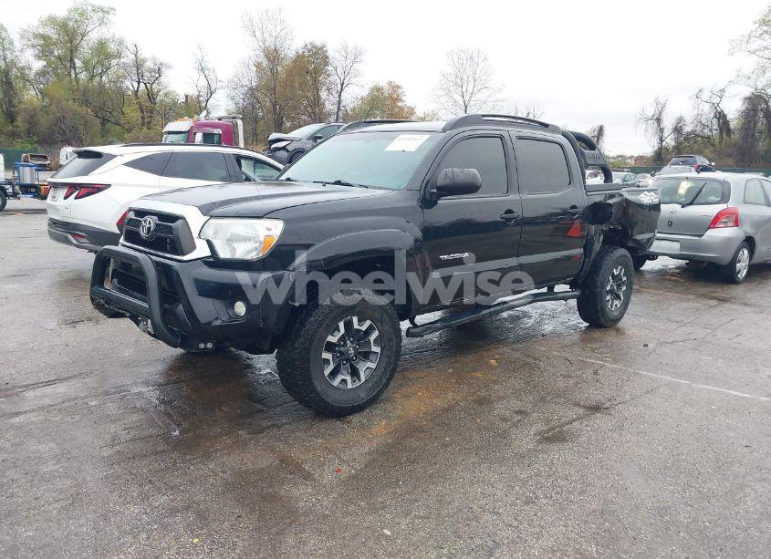 Photo 2 of 2015 Toyota Tacoma BASE V6 (VIN 3TMLU4ENXFM185371)