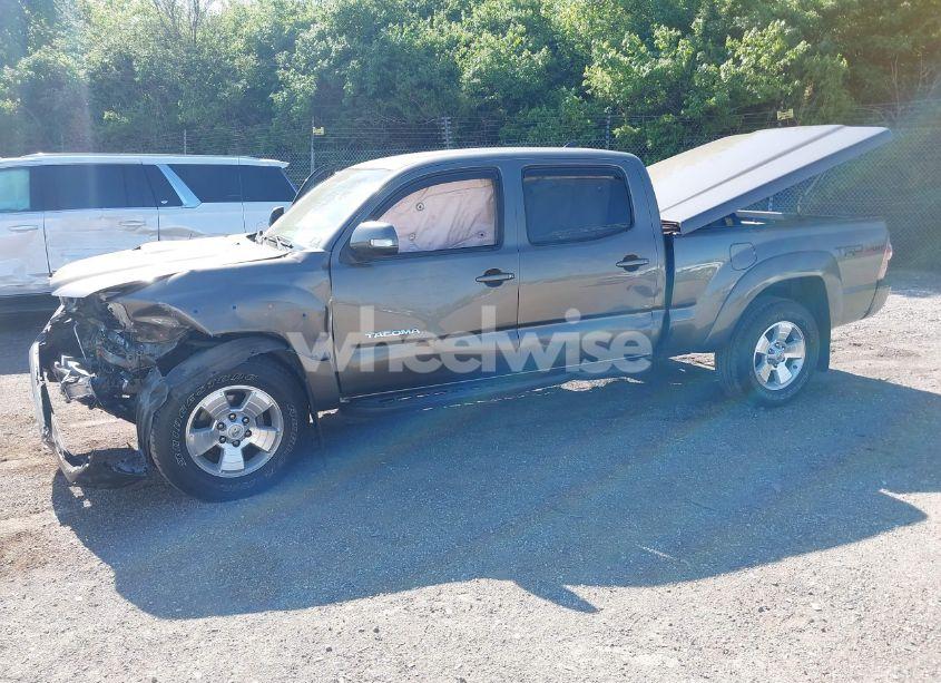 Photo 2 of 2015 Toyota Tacoma BASE V6 (VIN 3TMMU4FN5FM082376)