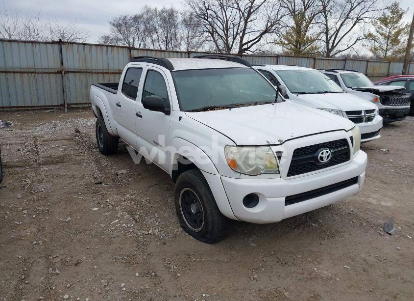 2011 Toyota Tacoma V6 (VIN 3TMMU4FN7BM032458) main photo