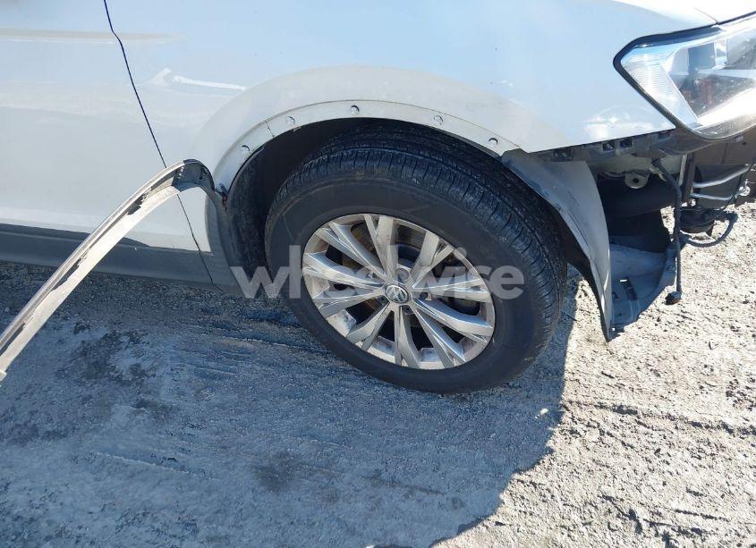 Photo 19 of 2018 Volkswagen Tiguan 2.0T S (VIN 3VV0B7AX9JM015921)
