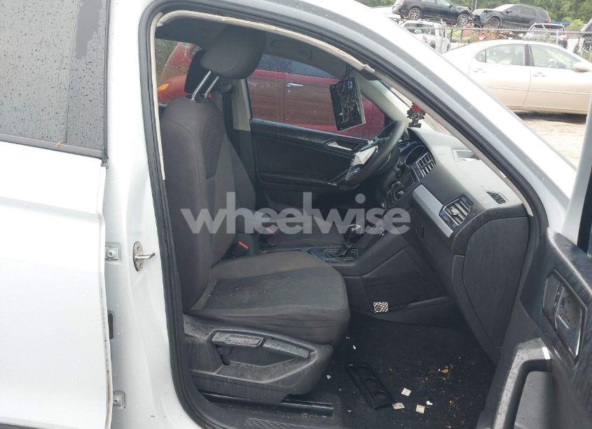 Photo 5 of 2018 Volkswagen Tiguan 2.0T S (VIN 3VV1B7AX0JM041120)
