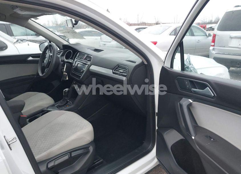 Photo 5 of 2018 Volkswagen Tiguan 2.0T S (VIN 3VV1B7AX1JM088107)