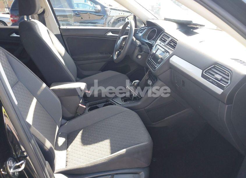 Photo 5 of 2018 Volkswagen Tiguan 2.0T S (VIN 3VV1B7AX1JM091928)