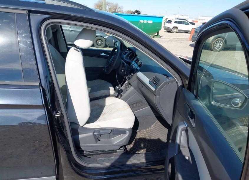 Photo 5 of 2018 Volkswagen Tiguan 2.0T S (VIN 3VV1B7AX5JM121240)