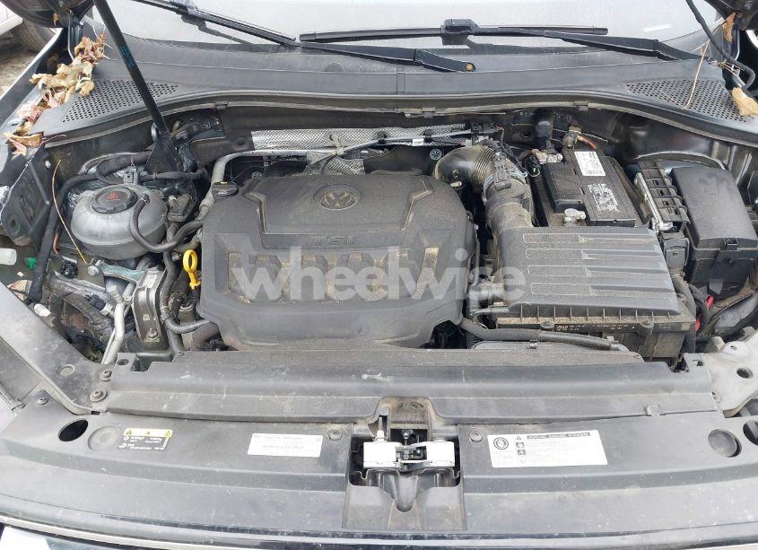 Photo 10 of 2019 Volkswagen Tiguan (VIN 3VV1B7AX5KM077211)