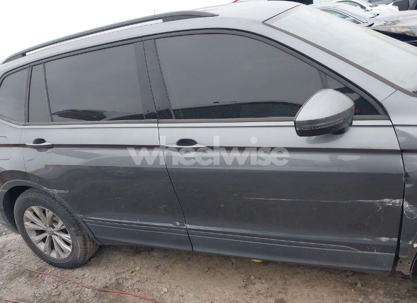 Photo 13 of 2019 Volkswagen Tiguan (VIN 3VV1B7AX5KM077211)