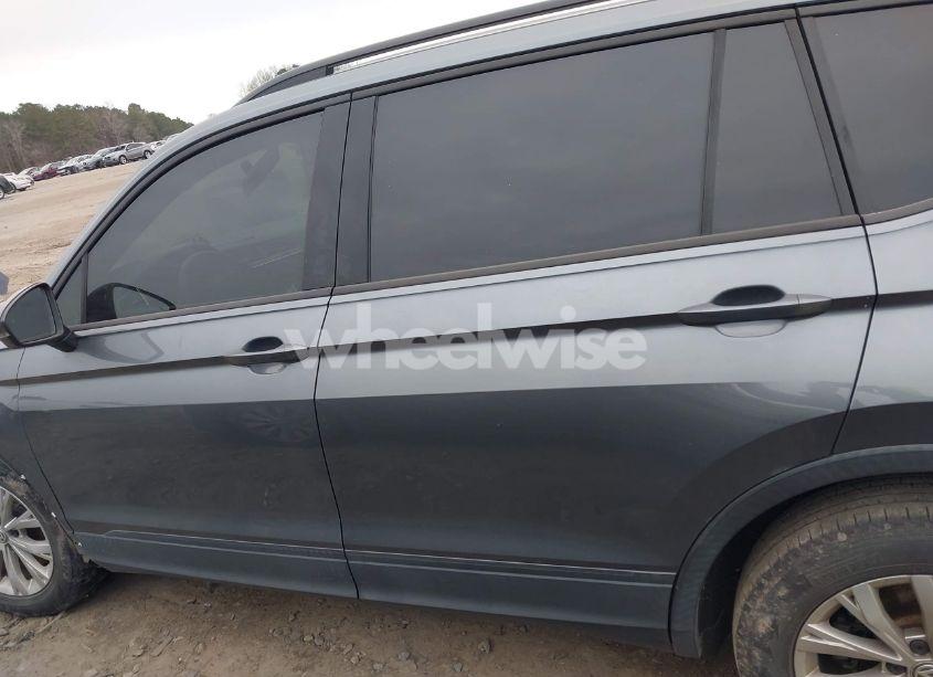 Photo 14 of 2019 Volkswagen Tiguan (VIN 3VV1B7AX5KM077211)
