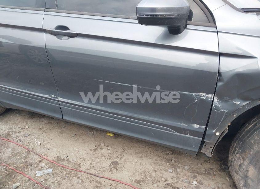 Photo 18 of 2019 Volkswagen Tiguan (VIN 3VV1B7AX5KM077211)