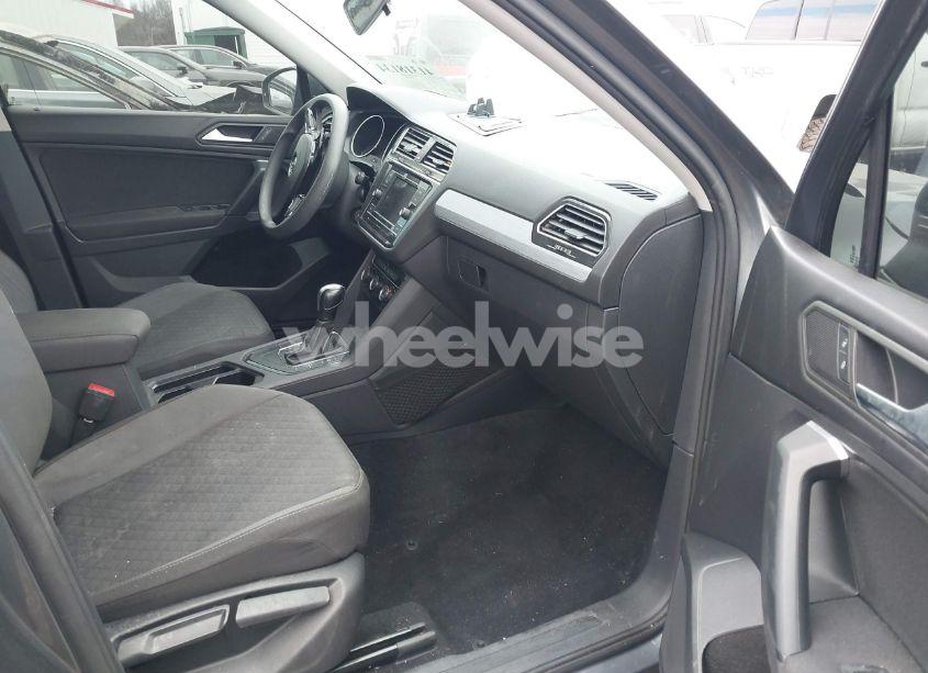 Photo 5 of 2019 Volkswagen Tiguan (VIN 3VV1B7AX5KM077211)