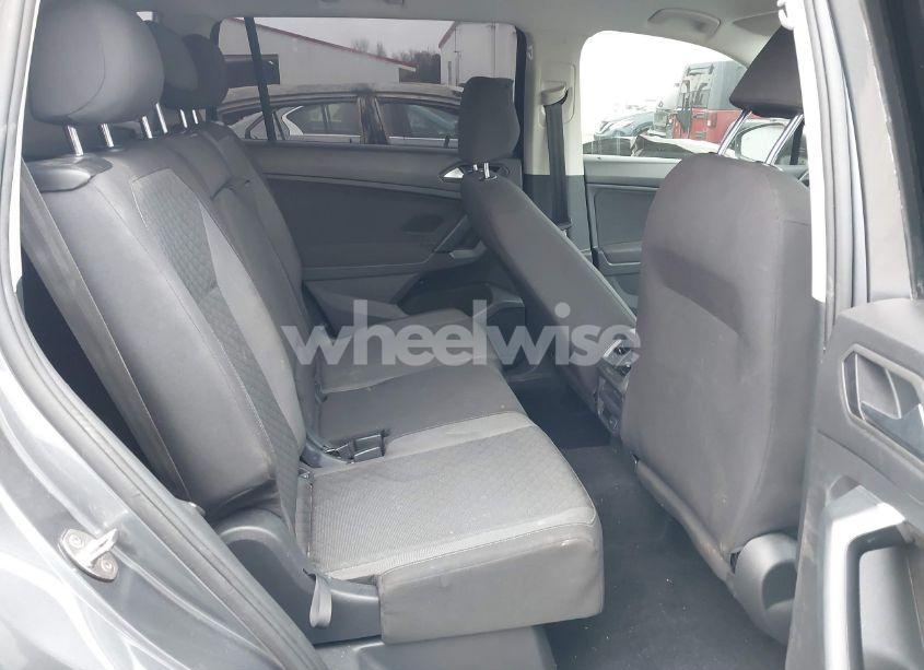 Photo 8 of 2019 Volkswagen Tiguan (VIN 3VV1B7AX5KM077211)