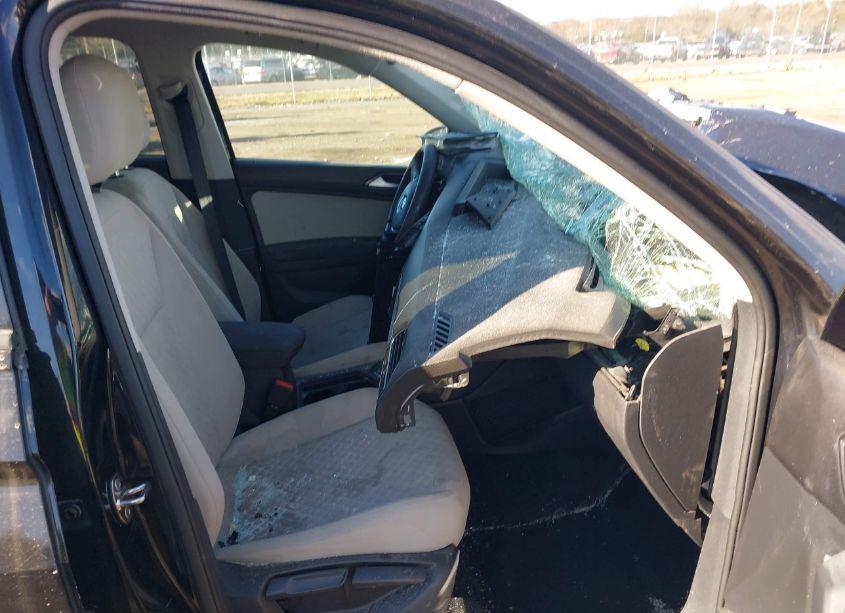Photo 5 of 2018 Volkswagen Tiguan 2.0T S (VIN 3VV1B7AX9JM021643)