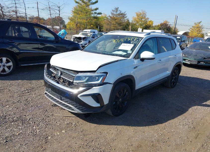 Photo 2 of 2022 Volkswagen Taos 1.5T SEL (VIN 3VV1X7B25NM009757)