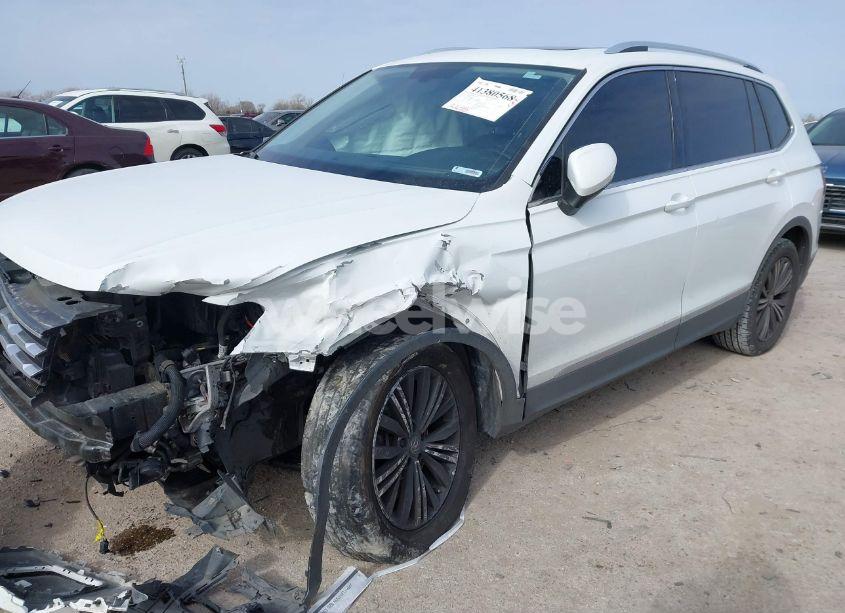 Photo 2 of 2018 Volkswagen Tiguan 2.0T SE/2.0T SEL (VIN 3VV2B7AX0JM052767)