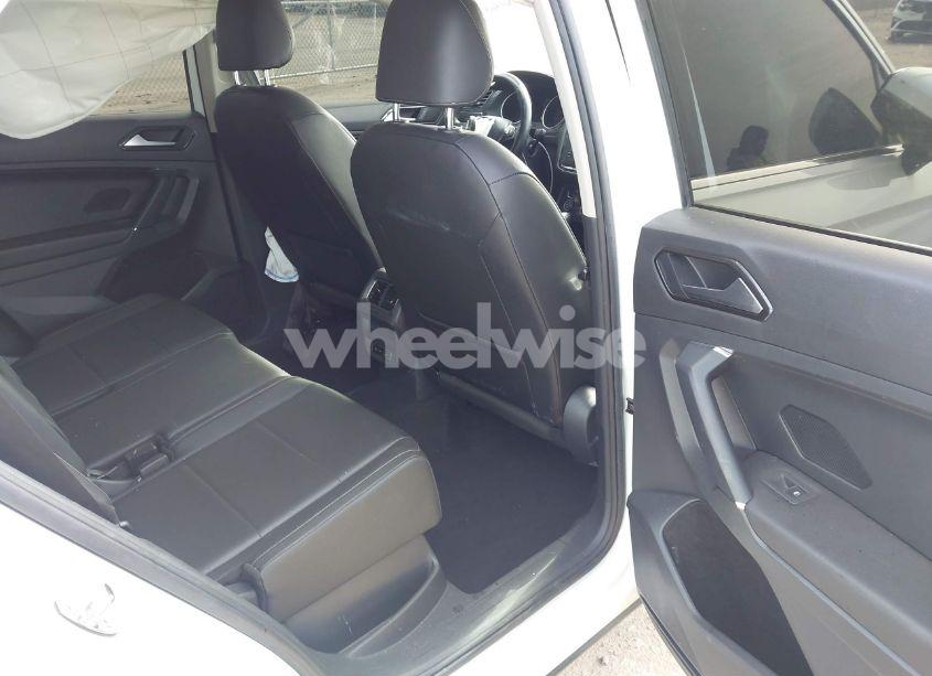 Photo 8 of 2018 Volkswagen Tiguan 2.0T SE/2.0T SEL (VIN 3VV2B7AX0JM052767)