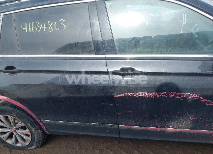 Photo 13 of 2018 Volkswagen Tiguan SE/SEL (VIN 3VV2B7AX0JM073456)