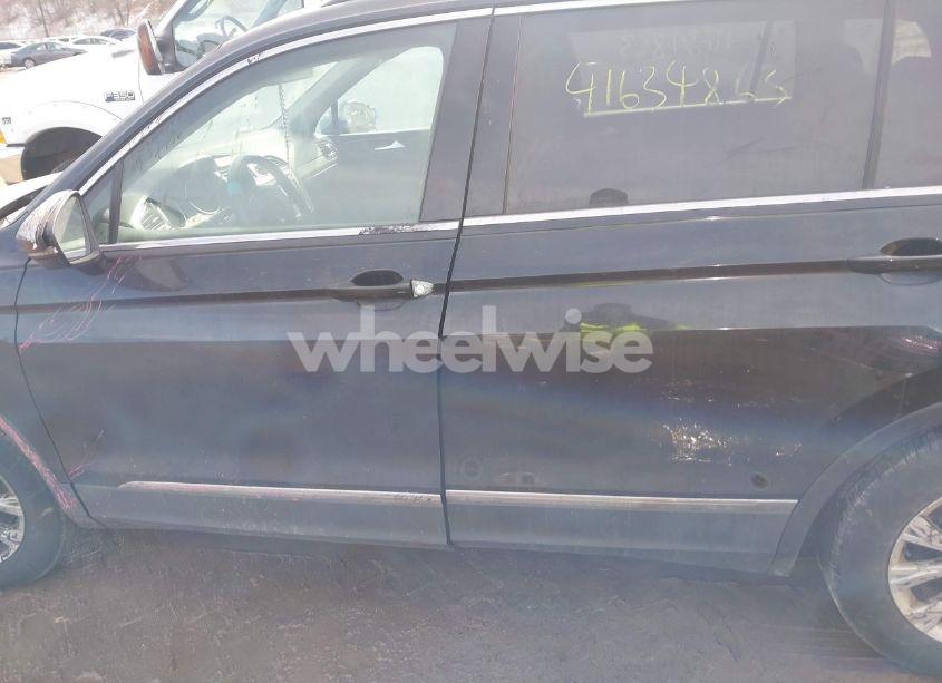 Photo 14 of 2018 Volkswagen Tiguan SE/SEL (VIN 3VV2B7AX0JM073456)