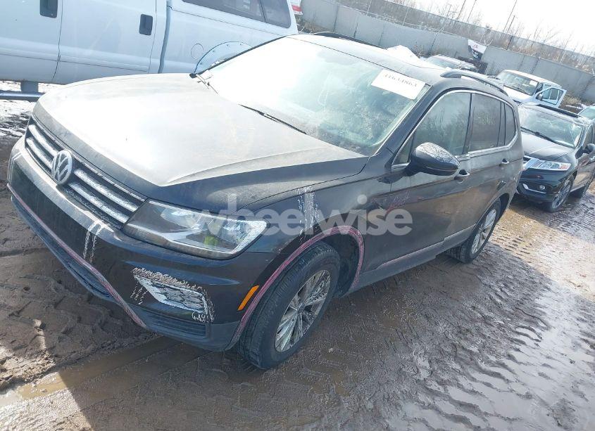 Photo 2 of 2018 Volkswagen Tiguan SE/SEL (VIN 3VV2B7AX0JM073456)