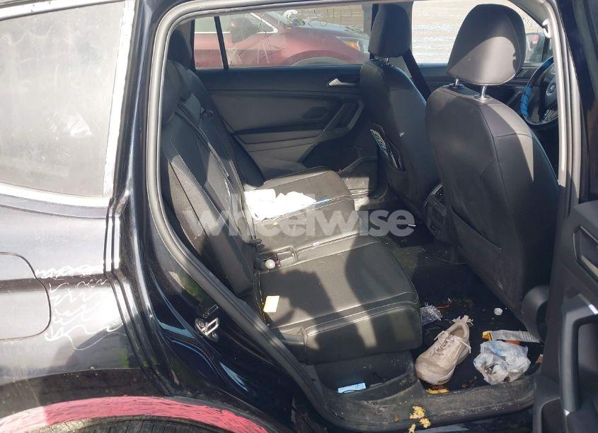 Photo 8 of 2018 Volkswagen Tiguan SE/SEL (VIN 3VV2B7AX0JM073456)