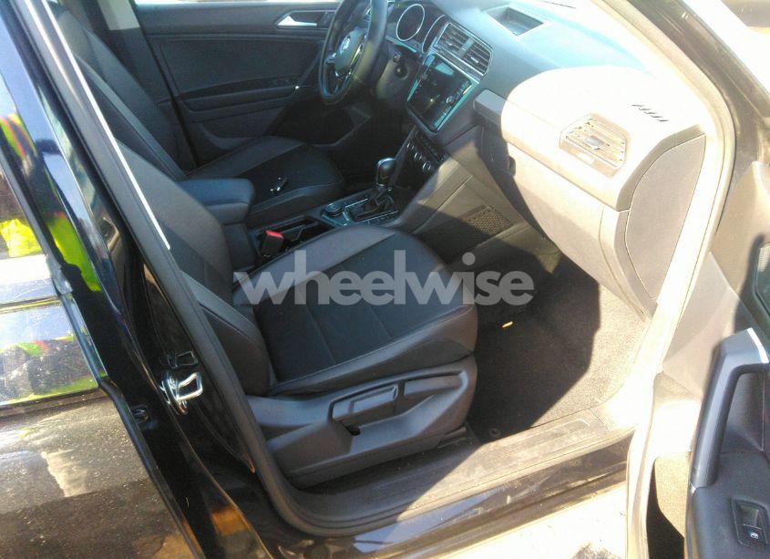 Photo 5 of 2018 Volkswagen Tiguan 2.0T SE/2.0T SEL (VIN 3VV2B7AX0JM093903)