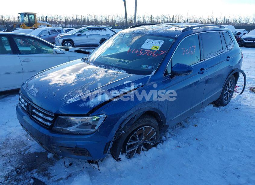 Photo 2 of 2018 Volkswagen Tiguan (VIN 3VV2B7AX0JM138838)