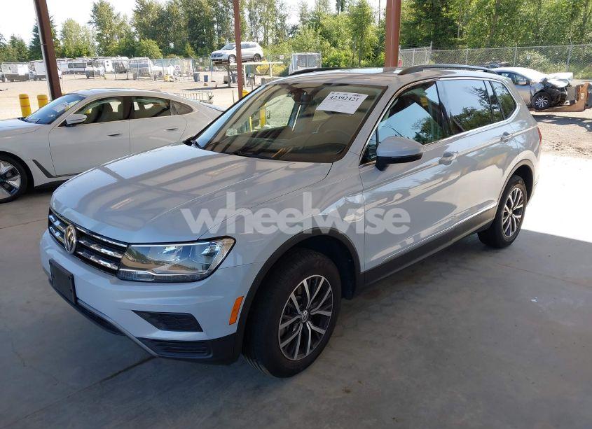 Photo 2 of 2018 Volkswagen Tiguan 2.0T SE/2.0T SEL (VIN 3VV2B7AX0JM197274)