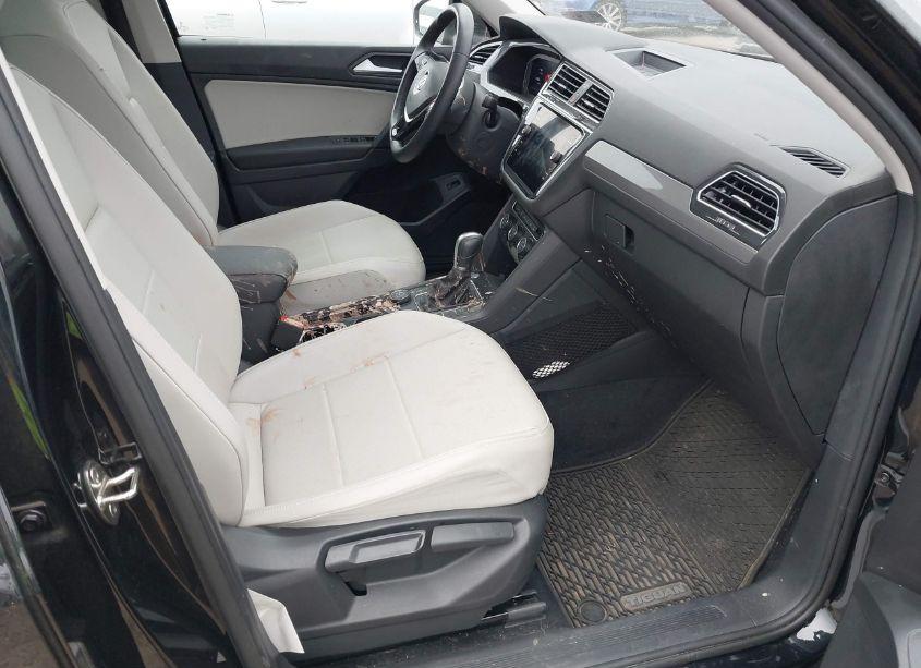 Photo 5 of 2019 Volkswagen Tiguan 2.0T SE/2.0T SEL/2.0T SEL R-LINE/2.0T SEL R-LINE BLACK (VIN 3VV2B7AX0KM200286)