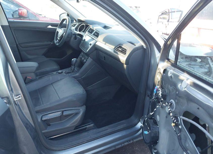 Photo 5 of 2020 Volkswagen Tiguan 2.0T SE/2.0T SE R-LINE BLACK/2.0T SEL (VIN 3VV2B7AX0LM021828)