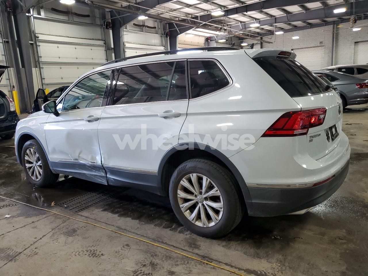 Photo 2 of 2018 VOLKSWAGEN TIGUAN SE (VIN 3VV2B7AX1JM162551)