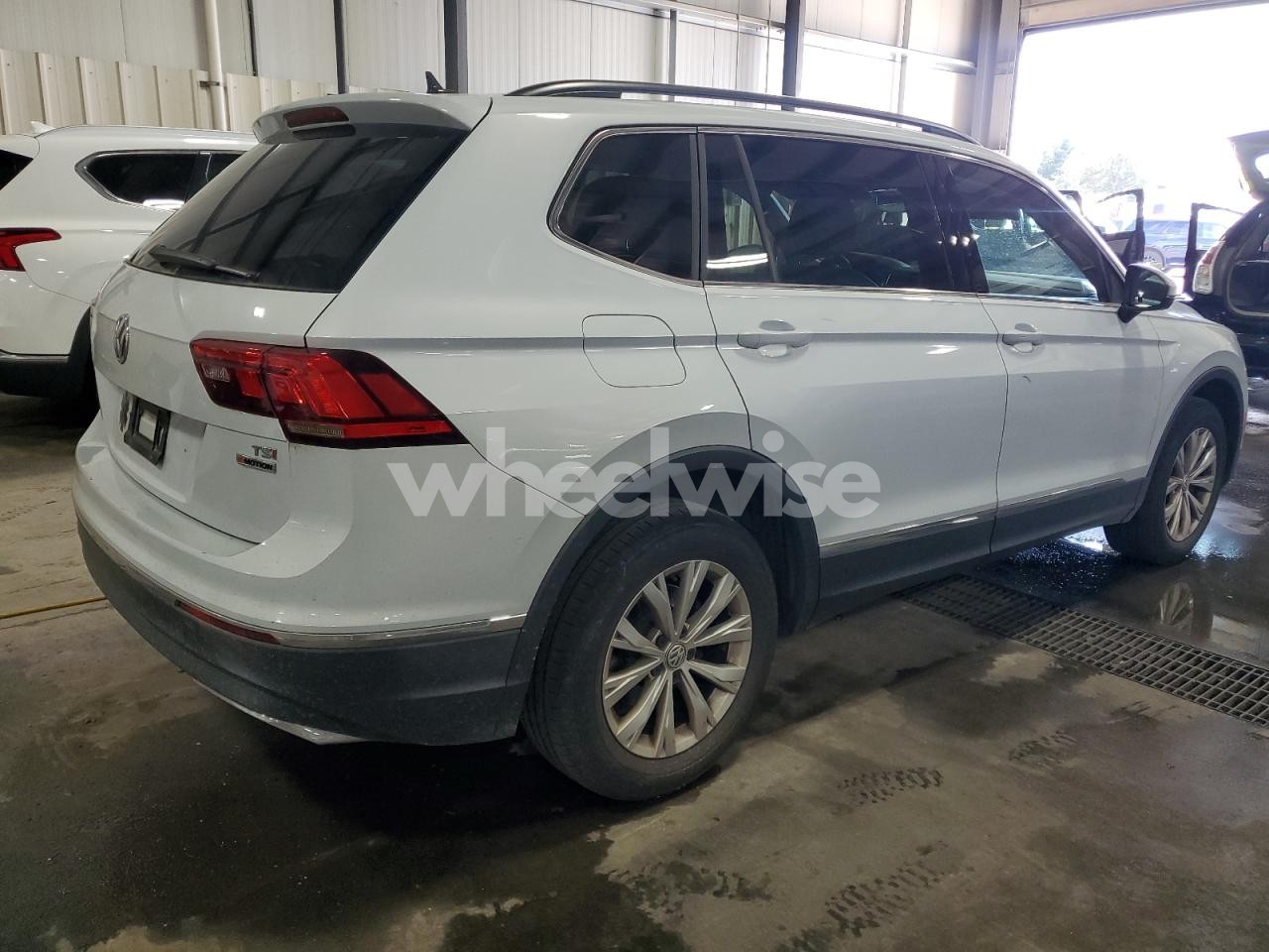 Photo 3 of 2018 VOLKSWAGEN TIGUAN SE (VIN 3VV2B7AX1JM162551)