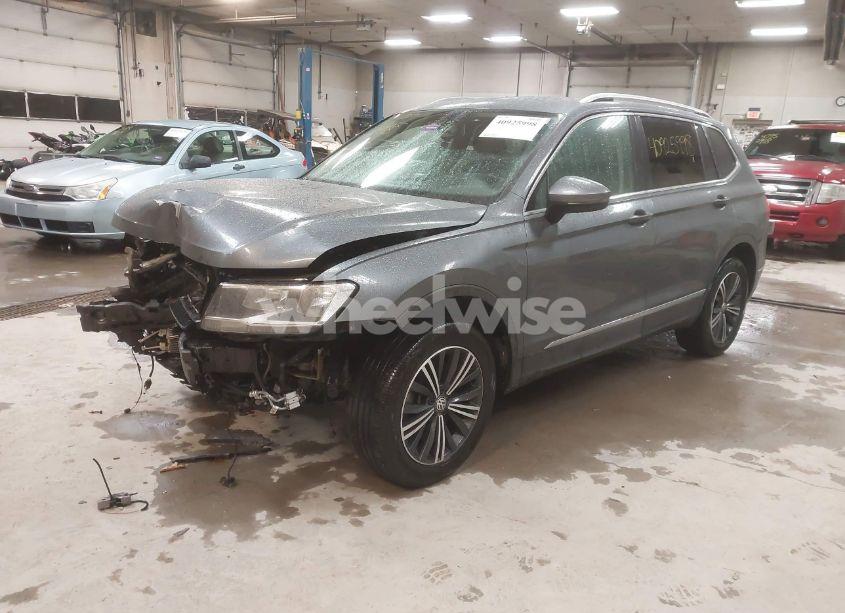 Photo 2 of 2019 Volkswagen Tiguan 2.0T SE/2.0T SEL/2.0T SEL R-LINE/2.0T SEL R-LINE BLACK (VIN 3VV2B7AX1KM008360)