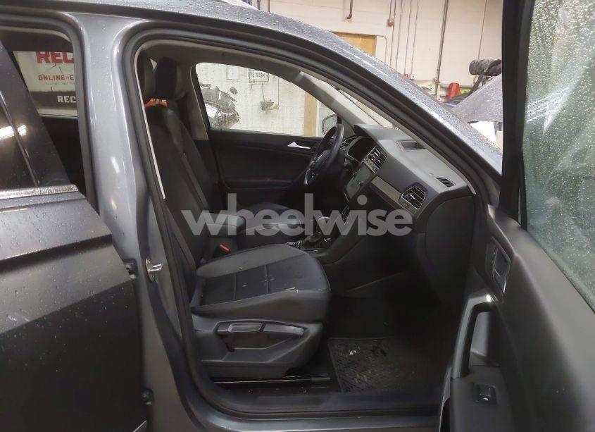 Photo 5 of 2019 Volkswagen Tiguan 2.0T SE/2.0T SEL/2.0T SEL R-LINE/2.0T SEL R-LINE BLACK (VIN 3VV2B7AX1KM008360)