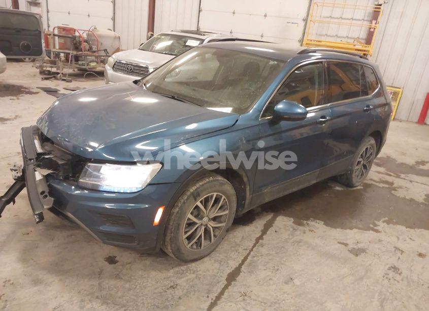 Photo 2 of 2019 Volkswagen Tiguan 2.0T SE/2.0T SEL/2.0T SEL R-LINE/2.0T SEL R-LINE BLACK (VIN 3VV2B7AX1KM011114)