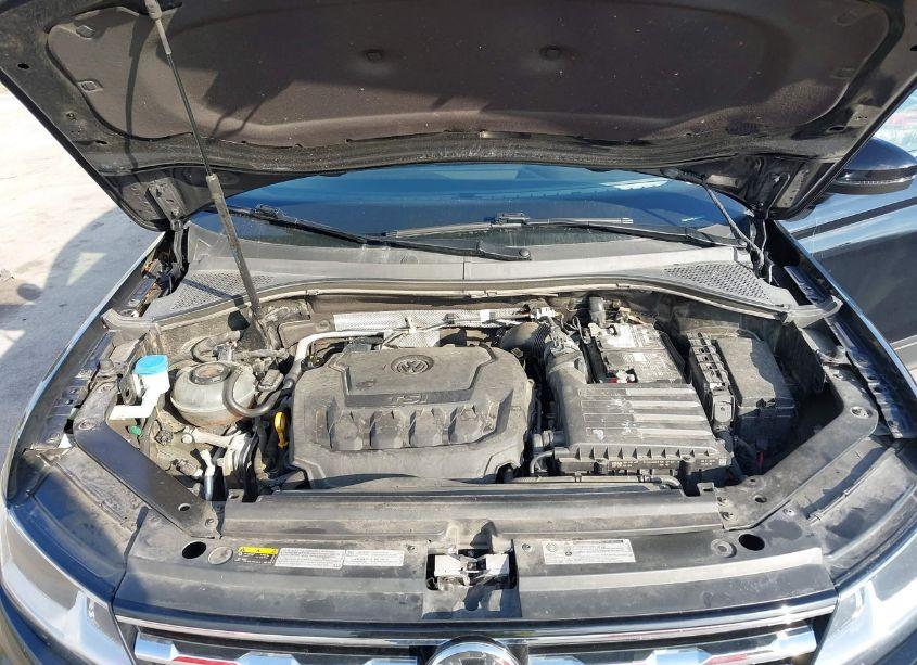 Photo 10 of 2019 Volkswagen Tiguan 2.0T SE/2.0T SEL/2.0T SEL R-LINE/2.0T SEL R-LINE BLACK (VIN 3VV2B7AX1KM055811)