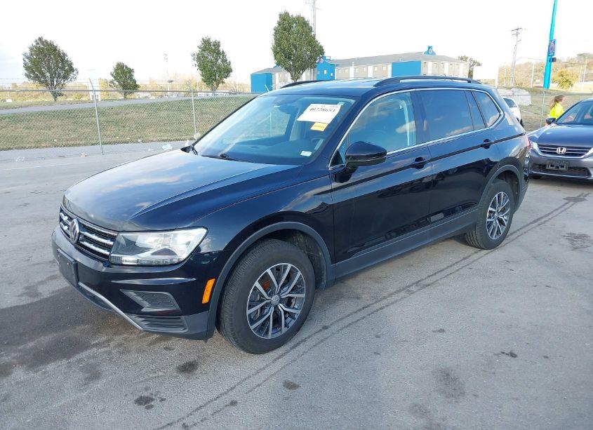 Photo 2 of 2019 Volkswagen Tiguan 2.0T SE/2.0T SEL/2.0T SEL R-LINE/2.0T SEL R-LINE BLACK (VIN 3VV2B7AX1KM055811)