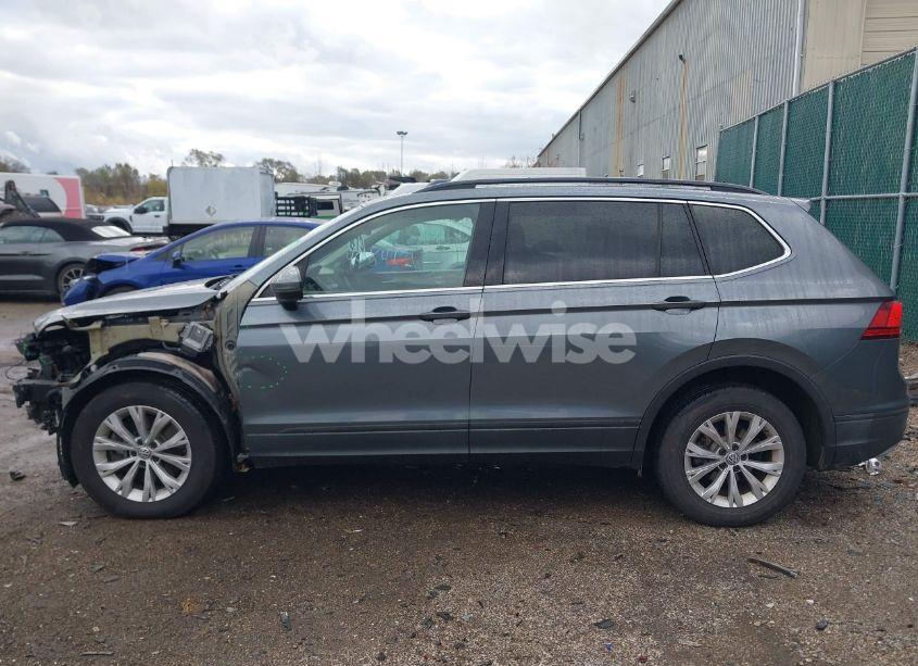 Photo 15 of 2019 Volkswagen Tiguan 2.0T SE/2.0T SEL/2.0T SEL R-LINE/2.0T SEL R-LINE BLACK (VIN 3VV2B7AX1KM089571)
