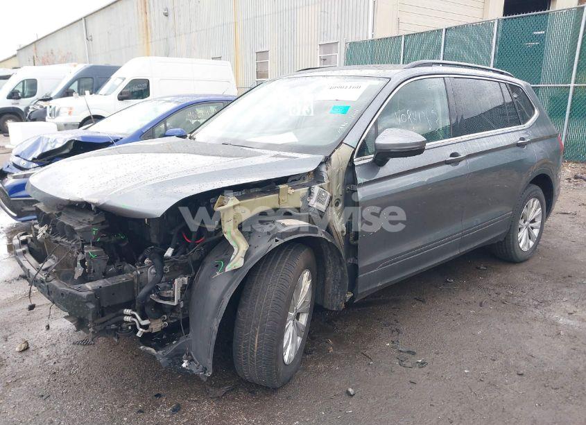 Photo 2 of 2019 Volkswagen Tiguan 2.0T SE/2.0T SEL/2.0T SEL R-LINE/2.0T SEL R-LINE BLACK (VIN 3VV2B7AX1KM089571)