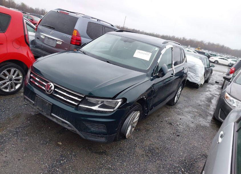 Photo 2 of 2019 Volkswagen Tiguan 2.0T SE/2.0T SEL/2.0T SEL R-LINE/2.0T SEL R-LINE BLACK (VIN 3VV2B7AX1KM107664)