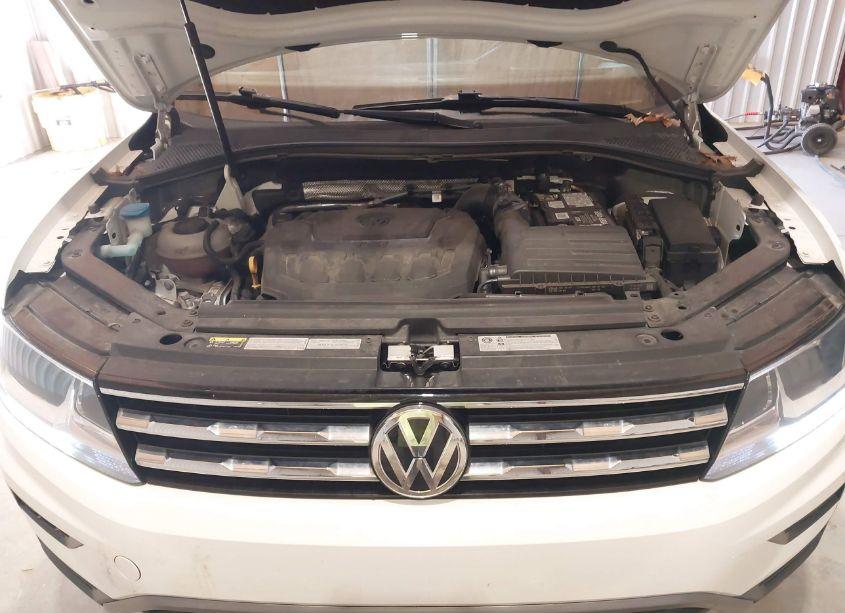 Photo 10 of 2019 Volkswagen Tiguan 2.0T SE/2.0T SEL/2.0T SEL R-LINE/2.0T SEL R-LINE BLACK (VIN 3VV2B7AX1KM171512)
