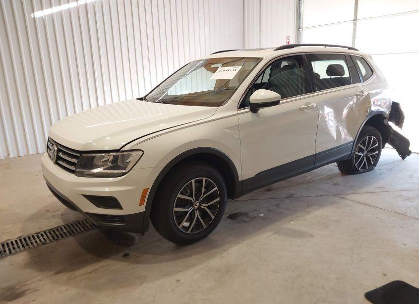 Photo 2 of 2019 Volkswagen Tiguan 2.0T SE/2.0T SEL/2.0T SEL R-LINE/2.0T SEL R-LINE BLACK (VIN 3VV2B7AX1KM171512)