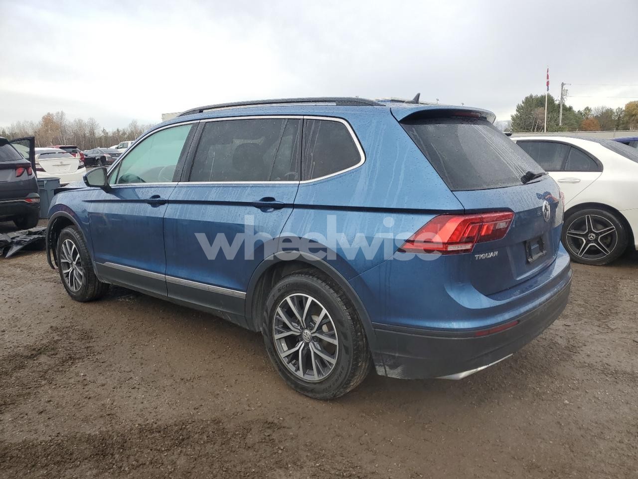 Photo 2 of 2019 VOLKSWAGEN TIGUAN SE (VIN 3VV2B7AX1KM177312)