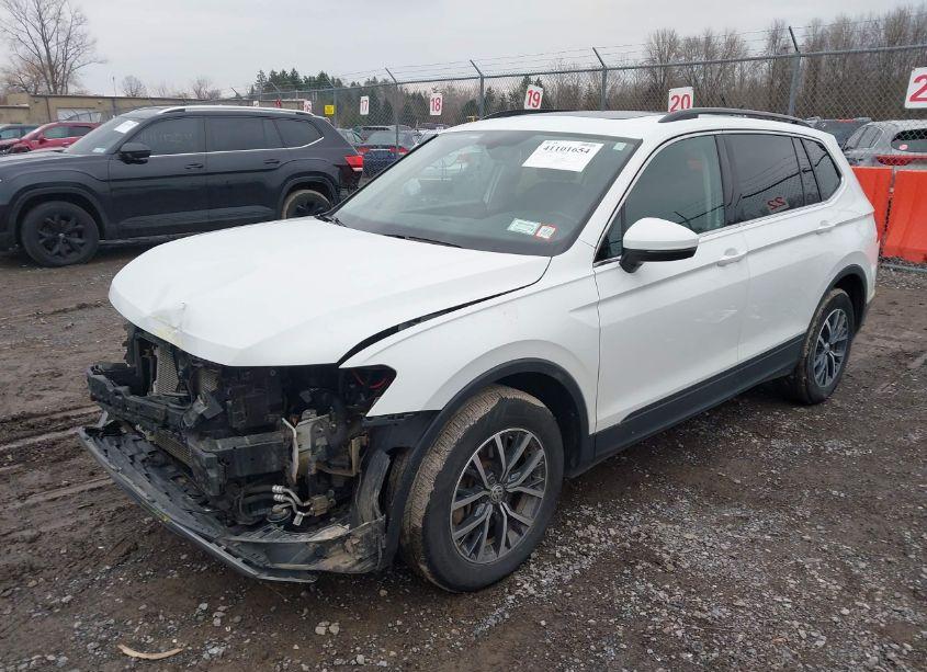 Photo 2 of 2019 Volkswagen Tiguan 2.0T SE/2.0T SEL/2.0T SEL R-LINE/2.0T SEL R-LINE BLACK (VIN 3VV2B7AX1KM184244)