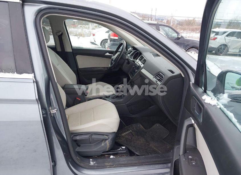 Photo 5 of 2019 Volkswagen Tiguan (VIN 3VV2B7AX1KM196880)