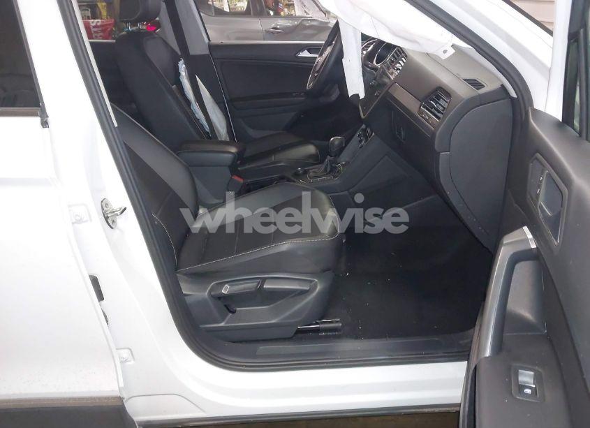Photo 5 of 2021 Volkswagen Tiguan (VIN 3VV2B7AX1MM142501)