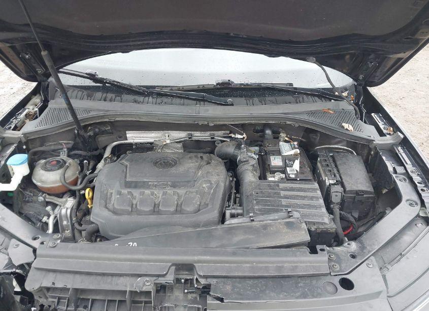 Photo 10 of 2018 Volkswagen Tiguan 2.0T SE/2.0T SEL (VIN 3VV2B7AX2JM175230)