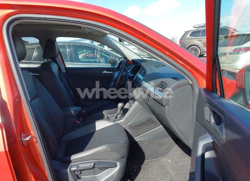 Photo 5 of 2019 Volkswagen Tiguan (VIN 3VV2B7AX2KM013776)