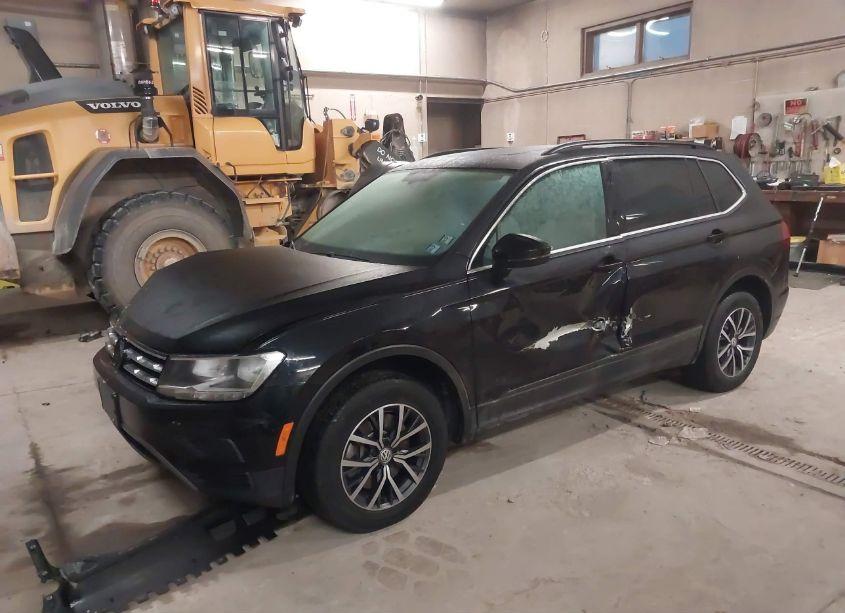 Photo 2 of 2019 Volkswagen Tiguan 2.0T SE/2.0T SEL/2.0T SEL R-LINE/2.0T SEL R-LINE BLACK (VIN 3VV2B7AX2KM026205)