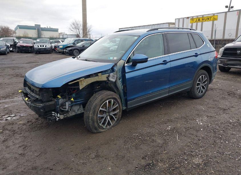 Photo 2 of 2019 Volkswagen Tiguan 2.0T SE/2.0T SEL/2.0T SEL R-LINE/2.0T SEL R-LINE BLACK (VIN 3VV2B7AX2KM069331)