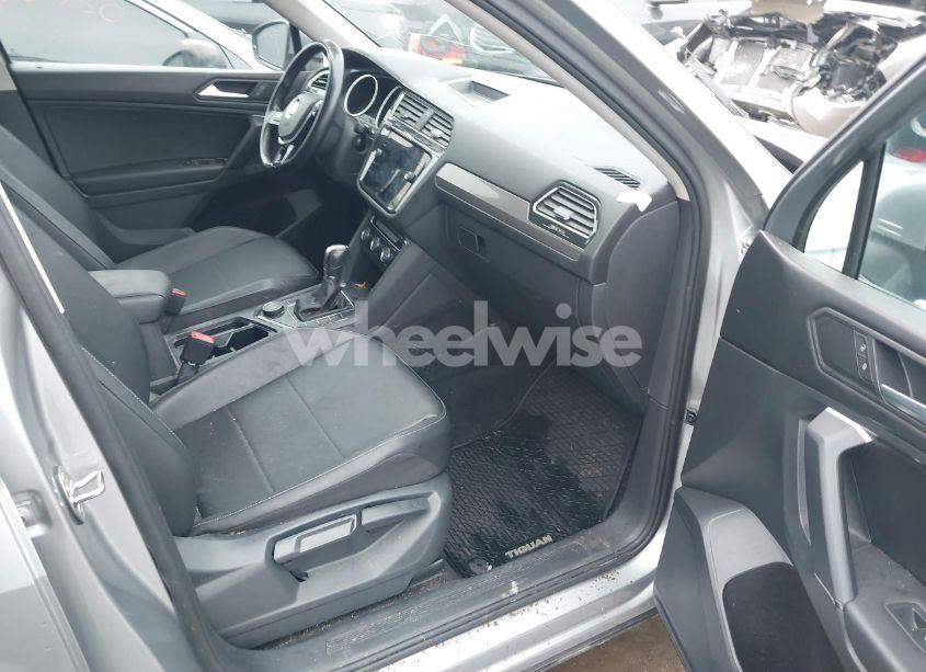 Photo 5 of 2019 Volkswagen Tiguan 2.0T SE/2.0T SEL/2.0T SEL R-LINE/2.0T SEL R-LINE BLACK (VIN 3VV2B7AX2KM106118)